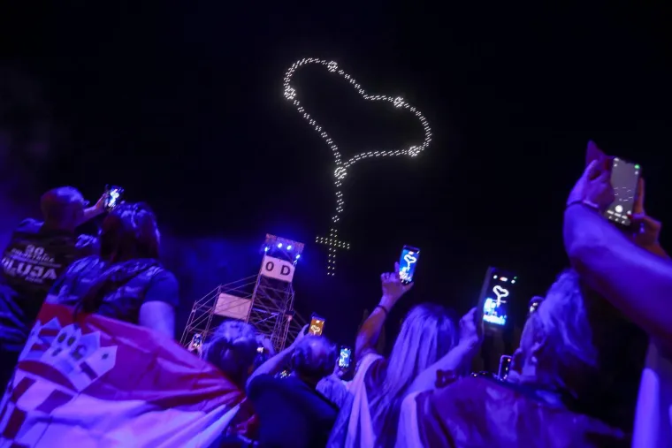 TOP 100 fotografija iz Sinja! Uhićeni, ka&scaron;njenje koncerta i Thompson: 'Jugoslavija je mrtva!'