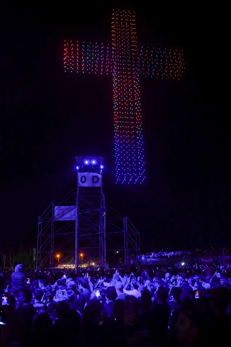 TOP 100 fotografija iz Sinja! Uhićeni, ka&scaron;njenje koncerta i Thompson: 'Jugoslavija je mrtva!'