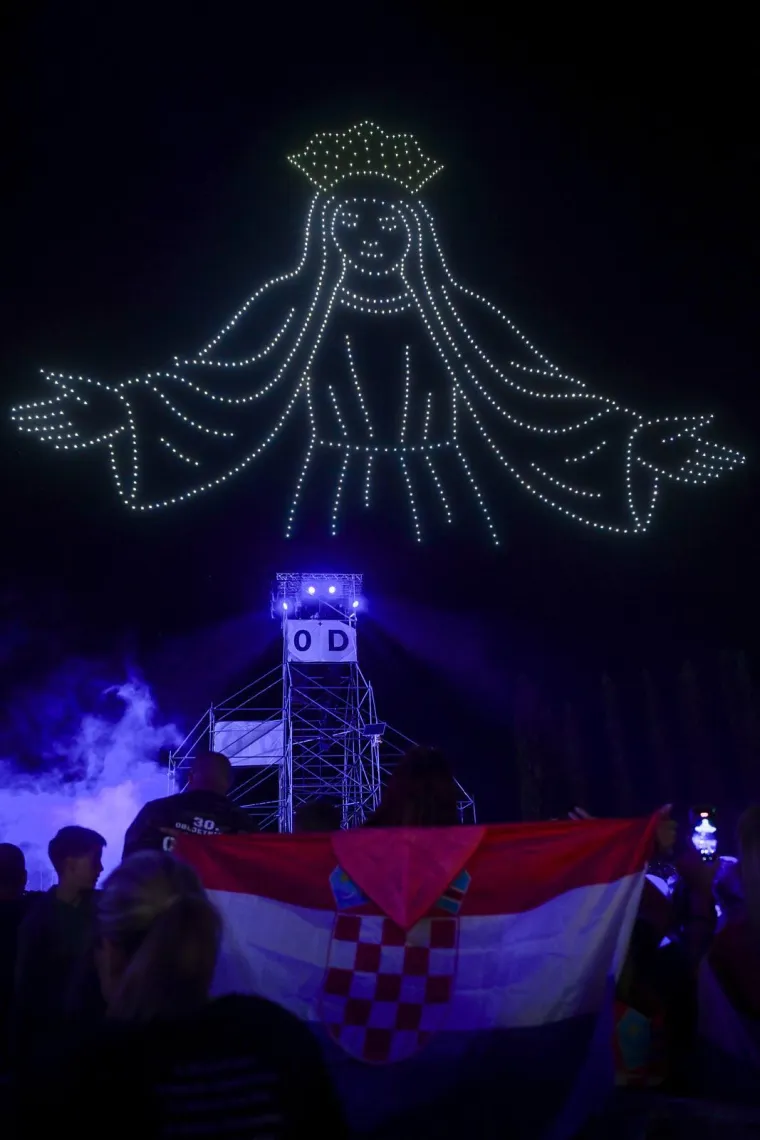 TOP 100 fotografija iz Sinja! Uhićeni, ka&scaron;njenje koncerta i Thompson: 'Jugoslavija je mrtva!'