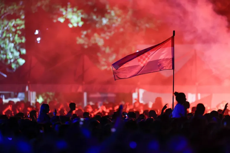 TOP 100 fotografija iz Sinja! Uhićeni, ka&scaron;njenje koncerta i Thompson: 'Jugoslavija je mrtva!'