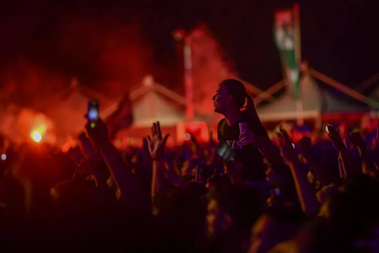 TOP 100 fotografija iz Sinja! Uhićeni, ka&scaron;njenje koncerta i Thompson: 'Jugoslavija je mrtva!'