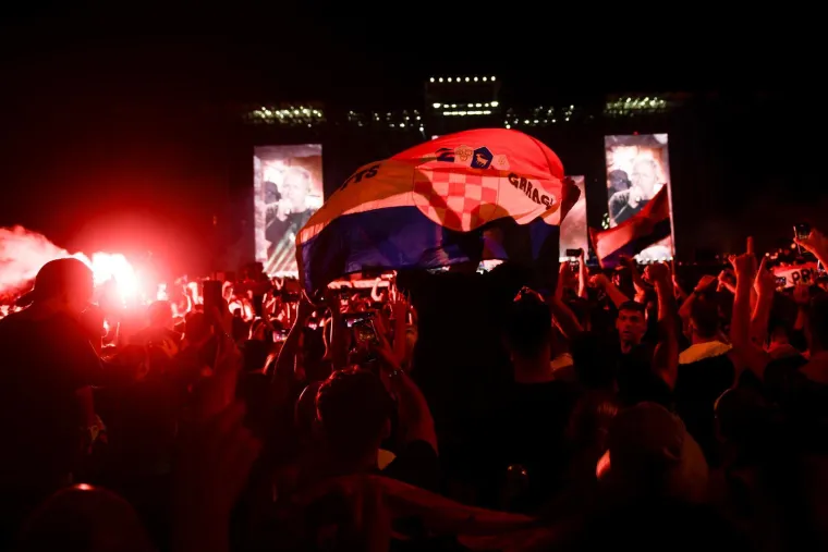 TOP 100 fotografija iz Sinja! Uhićeni, kašnjenje koncerta i Thompson: 'Jugoslavija je mrtva!'