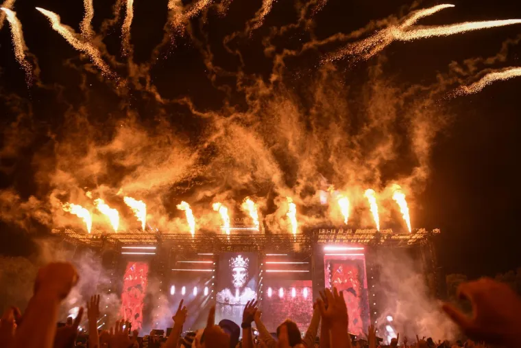 TOP 100 fotografija iz Sinja! Uhićeni, ka&scaron;njenje koncerta i Thompson: 'Jugoslavija je mrtva!'