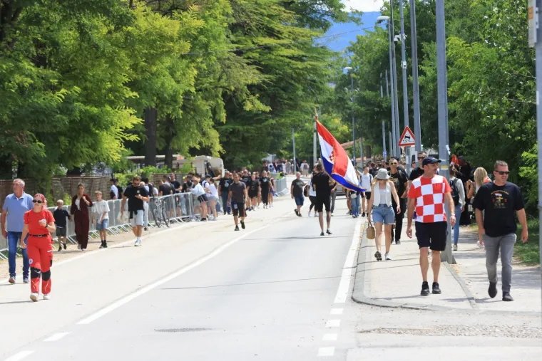 TOP 100 fotografija iz Sinja! Uhićeni, kašnjenje koncerta i Thompson: 'Jugoslavija je mrtva!'