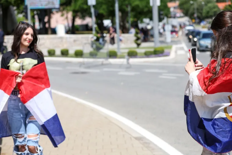 TOP 100 fotografija iz Sinja! Uhićeni, ka&scaron;njenje koncerta i Thompson: 'Jugoslavija je mrtva!'