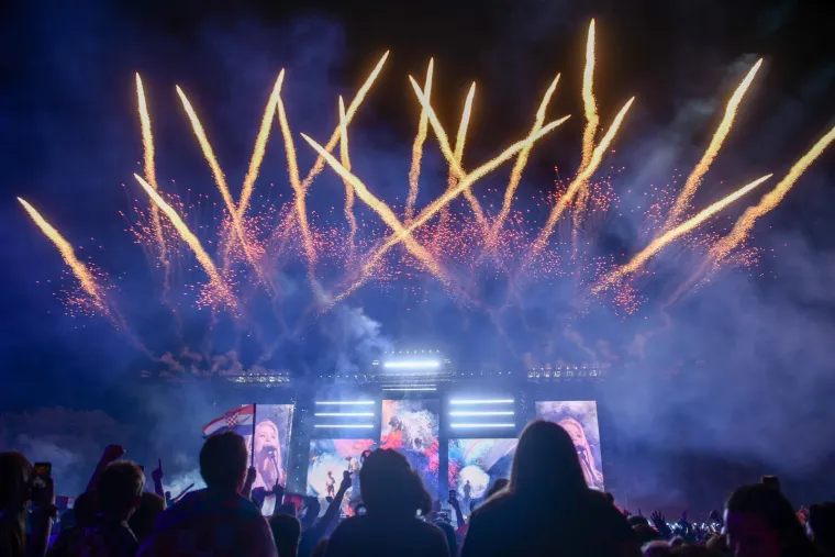 TOP 100 fotografija iz Sinja! Uhićeni, ka&scaron;njenje koncerta i Thompson: 'Jugoslavija je mrtva!'