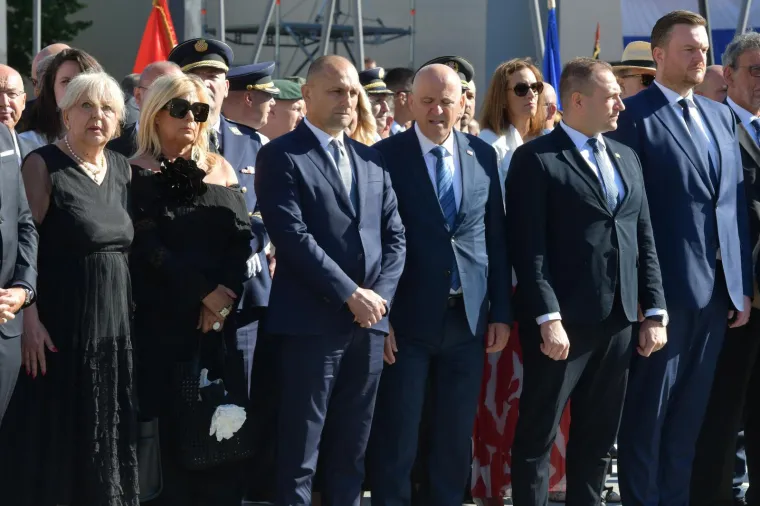 Tako blizu, a daleko: Milanović i Plenković položili vijence, evo tko je jo&scaron; do&scaron;ao u Knin