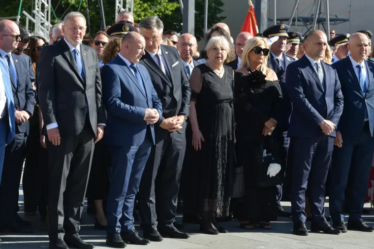 Tako blizu, a daleko: Milanović i Plenković položili vijence, evo tko je jo&scaron; do&scaron;ao u Knin