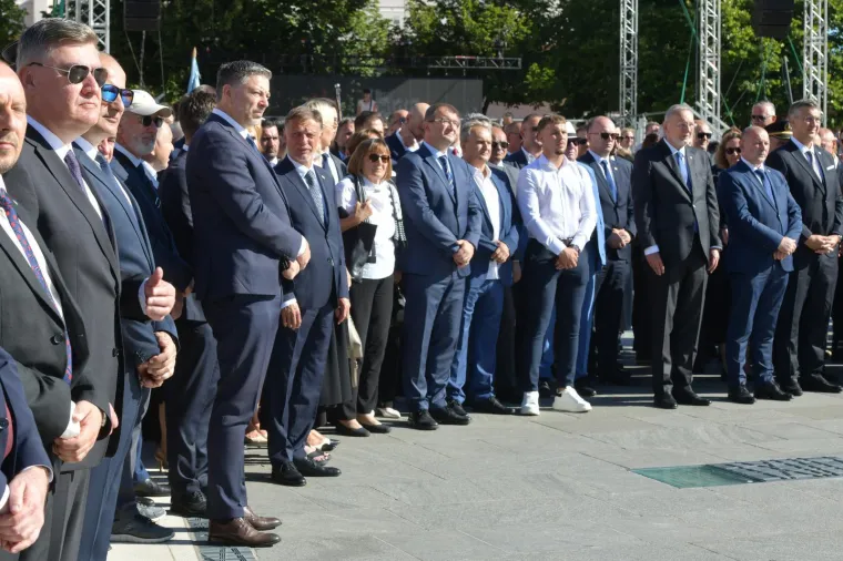 Tako blizu, a daleko: Milanović i Plenković položili vijence, evo tko je jo&scaron; do&scaron;ao u Knin