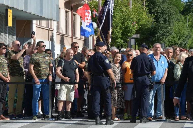 Tako blizu, a daleko: Milanović i Plenković položili vijence, evo tko je jo&scaron; do&scaron;ao u Knin