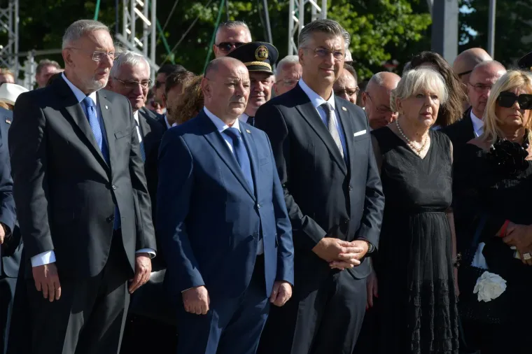 Tako blizu, a daleko: Milanović i Plenković položili vijence, evo tko je jo&scaron; do&scaron;ao u Knin