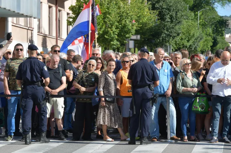 Tako blizu, a daleko: Milanović i Plenković položili vijence, evo tko je jo&scaron; do&scaron;ao u Knin