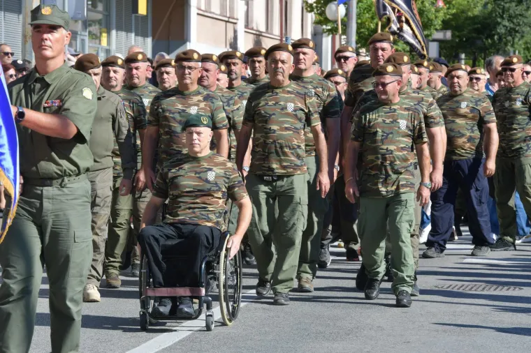 Tako blizu, a daleko: Milanović i Plenković položili vijence, evo tko je jo&scaron; do&scaron;ao u Knin