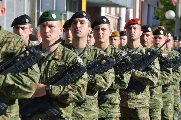 Tako blizu, a daleko: Milanović i Plenković položili vijence, evo tko je jo&scaron; do&scaron;ao u Knin