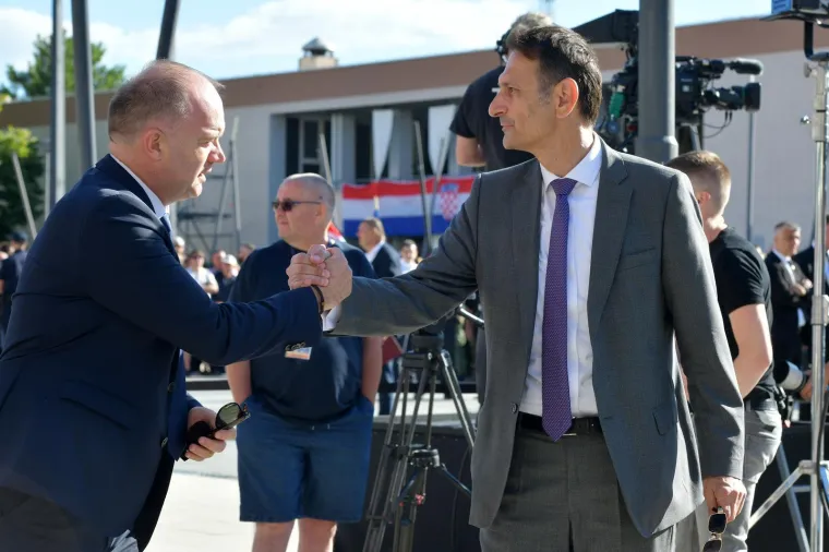 Tako blizu, a daleko: Milanović i Plenković položili vijence, evo tko je jo&scaron; do&scaron;ao u Knin