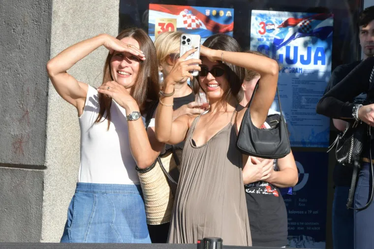 Tako blizu, a daleko: Milanović i Plenković položili vijence, evo tko je jo&scaron; do&scaron;ao u Knin