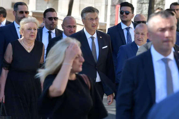 Tako blizu, a daleko: Milanović i Plenković položili vijence, evo tko je jo&scaron; do&scaron;ao u Knin