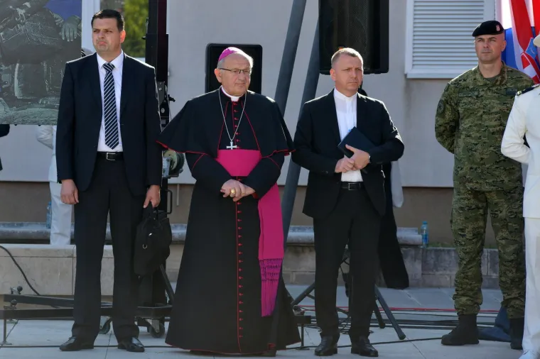 Tako blizu, a daleko: Milanović i Plenković položili vijence, evo tko je jo&scaron; do&scaron;ao u Knin