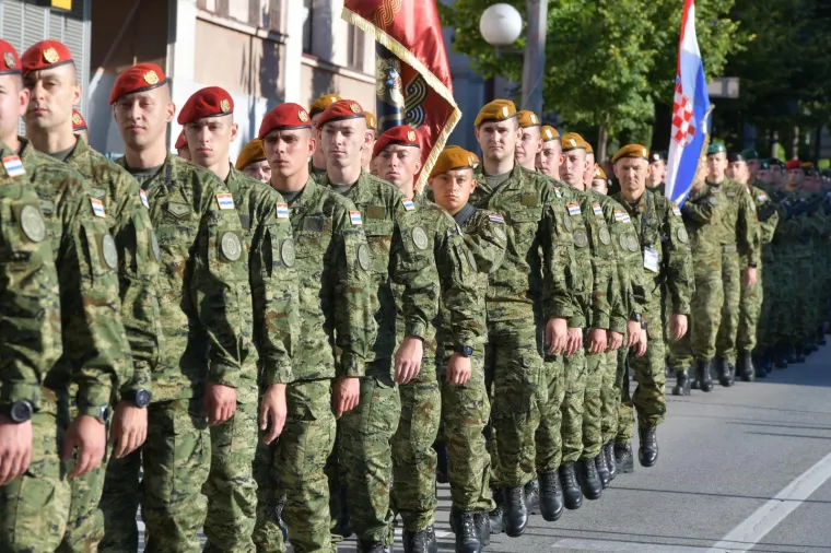 Tako blizu, a daleko: Milanović i Plenković položili vijence, evo tko je jo&scaron; do&scaron;ao u Knin