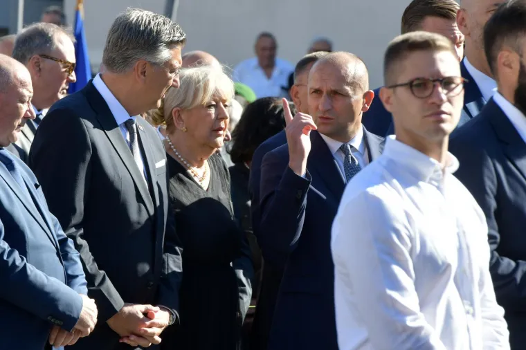 Tako blizu, a daleko: Milanović i Plenković položili vijence, evo tko je jo&scaron; do&scaron;ao u Knin