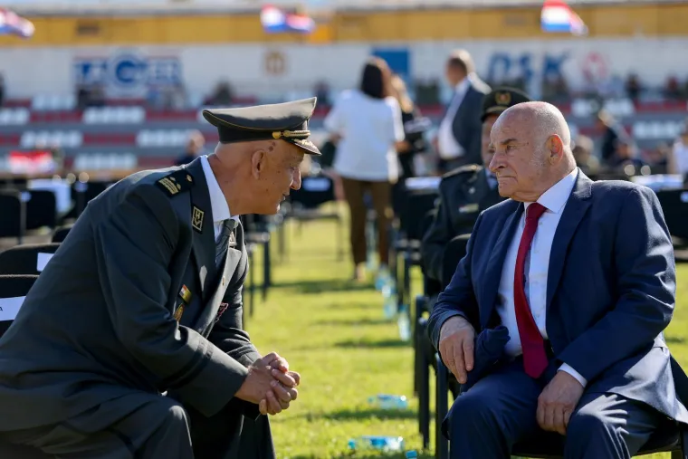 Tako blizu, a daleko: Milanović i Plenković položili vijence, evo tko je jo&scaron; do&scaron;ao u Knin