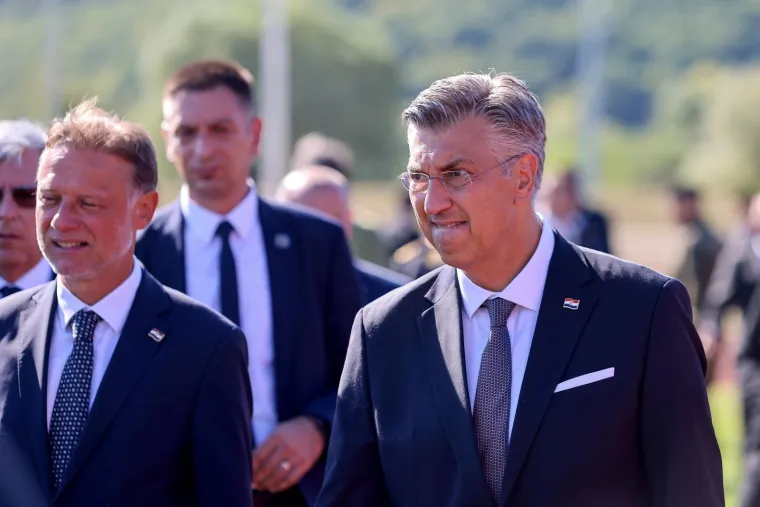 Tako blizu, a daleko: Milanović i Plenković položili vijence, evo tko je jo&scaron; do&scaron;ao u Knin