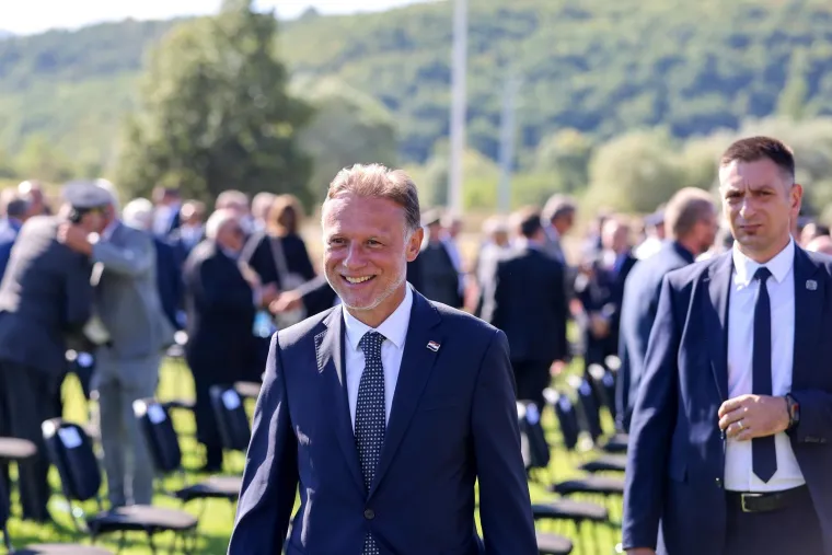 Tako blizu, a daleko: Milanović i Plenković položili vijence, evo tko je jo&scaron; do&scaron;ao u Knin