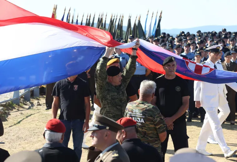 Hrvatski barjak se zavijorio: Ovo su veličanstveni prizori s Kninske tvrđave