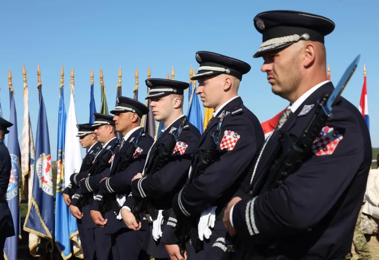 Hrvatski barjak se zavijorio: Ovo su veličanstveni prizori s Kninske tvrđave