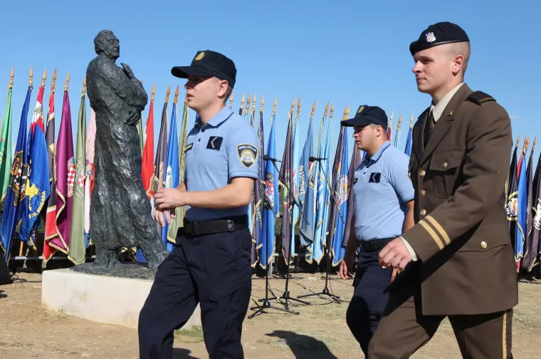 Hrvatski barjak se zavijorio: Ovo su veličanstveni prizori s Kninske tvrđave