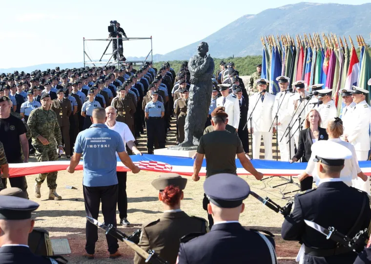 Hrvatski barjak se zavijorio: Ovo su veličanstveni prizori s Kninske tvrđave