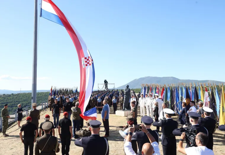 Hrvatski barjak se zavijorio: Ovo su veličanstveni prizori s Kninske tvrđave