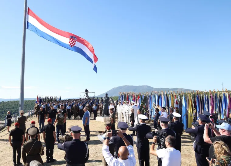 Hrvatski barjak se zavijorio: Ovo su veličanstveni prizori s Kninske tvrđave