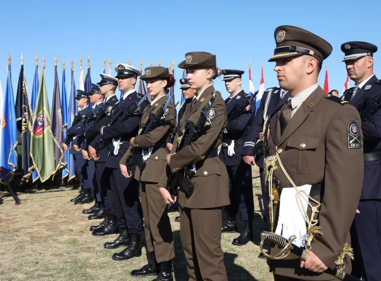 Hrvatski barjak se zavijorio: Ovo su veličanstveni prizori s Kninske tvrđave