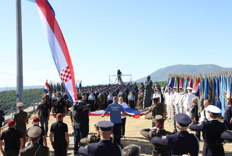 Hrvatski barjak se zavijorio: Ovo su veličanstveni prizori s Kninske tvrđave