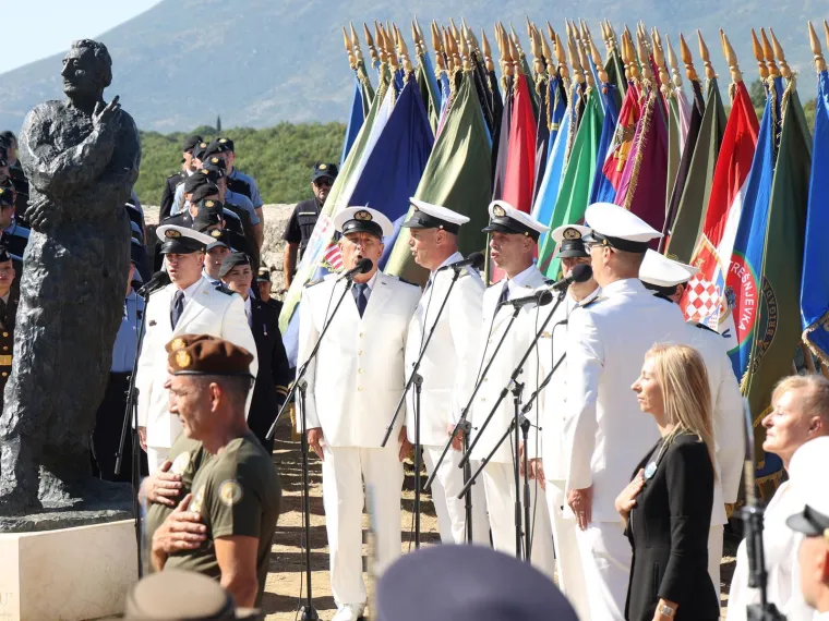 Hrvatski barjak se zavijorio: Ovo su veličanstveni prizori s Kninske tvrđave