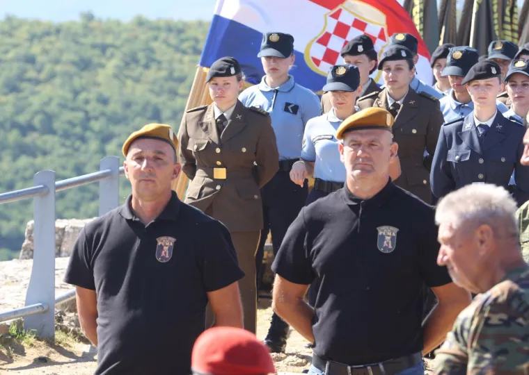 Hrvatski barjak se zavijorio: Ovo su veličanstveni prizori s Kninske tvrđave