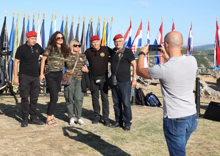 Hrvatski barjak se zavijorio: Ovo su veličanstveni prizori s Kninske tvrđave