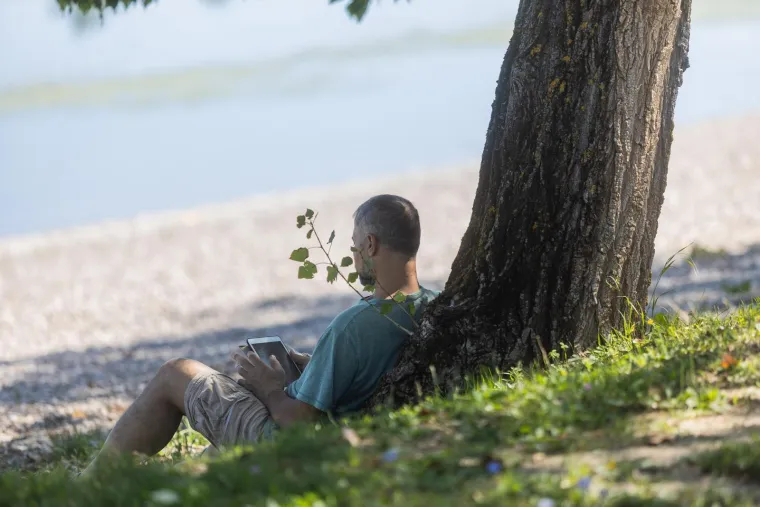 Jarunske plaže pune, a miris ro&scaron;tilja je u zraku: Evo kako Zagrepčani uživaju u slobodnom danu