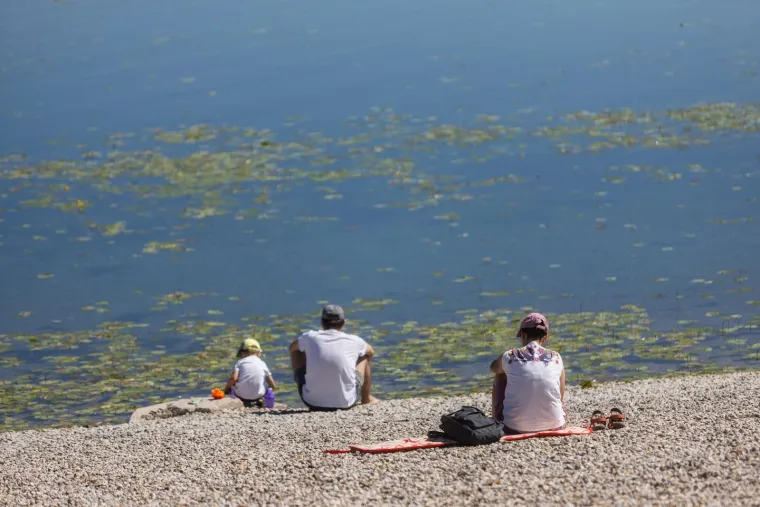 Jarunske plaže pune, a miris ro&scaron;tilja je u zraku: Evo kako Zagrepčani uživaju u slobodnom danu