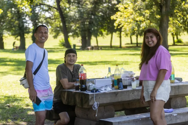 Jarunske plaže pune, a miris ro&scaron;tilja je u zraku: Evo kako Zagrepčani uživaju u slobodnom danu