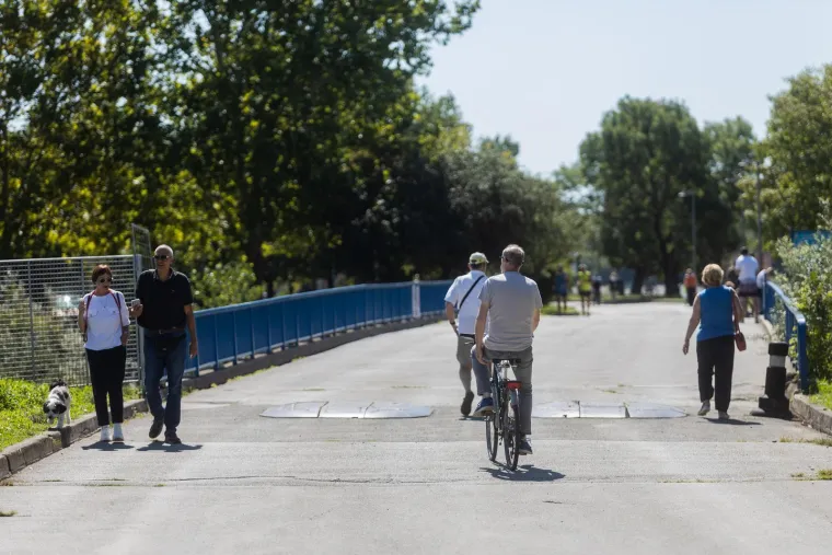 Jarunske plaže pune, a miris ro&scaron;tilja je u zraku: Evo kako Zagrepčani uživaju u slobodnom danu