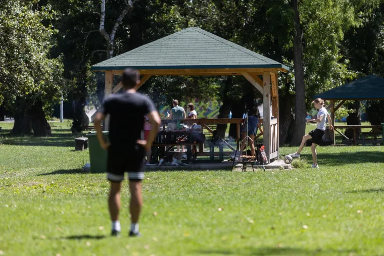 Jarunske plaže pune, a miris ro&scaron;tilja je u zraku: Evo kako Zagrepčani uživaju u slobodnom danu