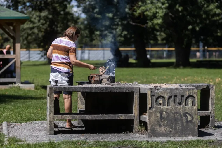 Jarunske plaže pune, a miris ro&scaron;tilja je u zraku: Evo kako Zagrepčani uživaju u slobodnom danu