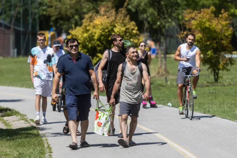 Jarunske plaže pune, a miris ro&scaron;tilja je u zraku: Evo kako Zagrepčani uživaju u slobodnom danu