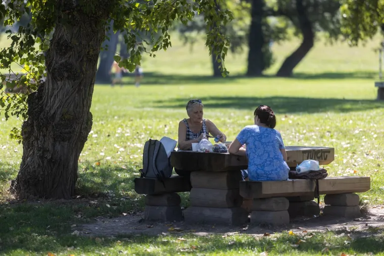 Jarunske plaže pune, a miris ro&scaron;tilja je u zraku: Evo kako Zagrepčani uživaju u slobodnom danu