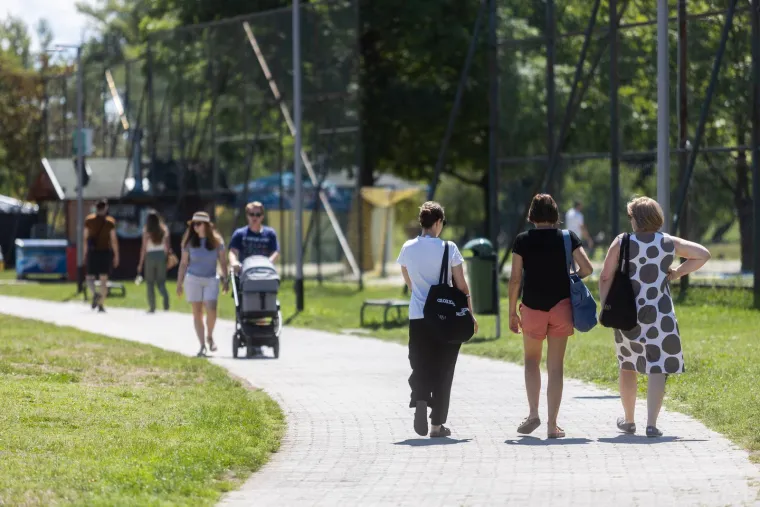Jarunske plaže pune, a miris ro&scaron;tilja je u zraku: Evo kako Zagrepčani uživaju u slobodnom danu