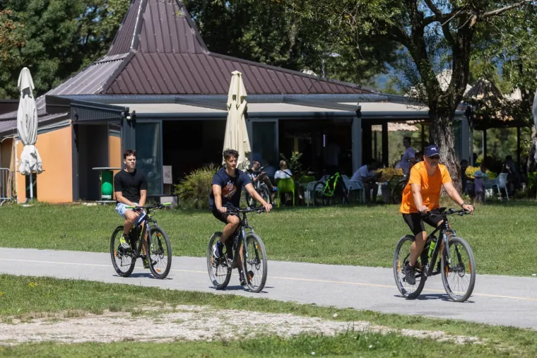 Jarunske plaže pune, a miris ro&scaron;tilja je u zraku: Evo kako Zagrepčani uživaju u slobodnom danu