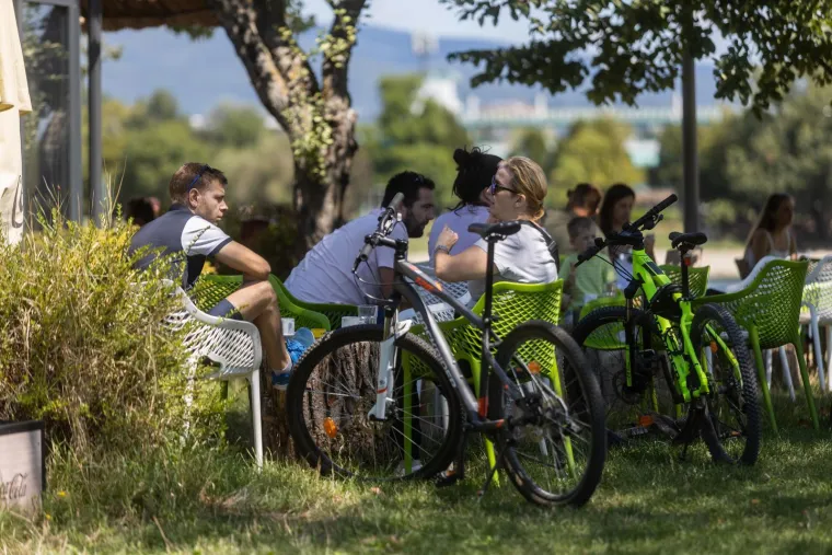 Jarunske plaže pune, a miris ro&scaron;tilja je u zraku: Evo kako Zagrepčani uživaju u slobodnom danu