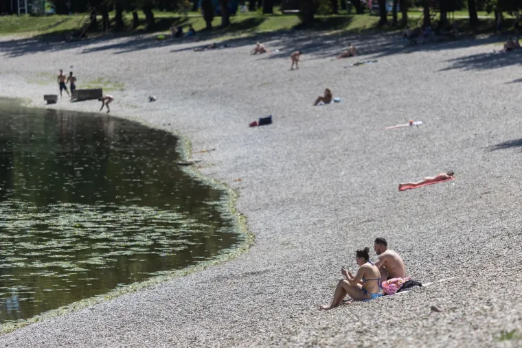 Jarunske plaže pune, a miris ro&scaron;tilja je u zraku: Evo kako Zagrepčani uživaju u slobodnom danu